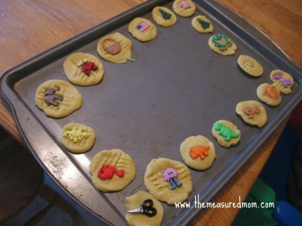 Yeah, there's the mess. But play dough activities are so good for kids. Especially because of #6! 是的,有一团糟。但是玩面团活动对孩子们这么好。特别是因为#6!
