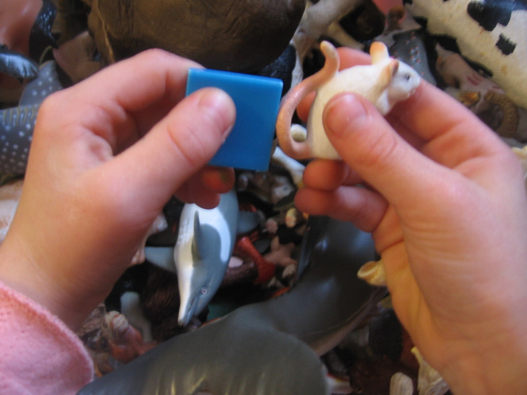 孩子抱着瓷砖和玩具鼠标