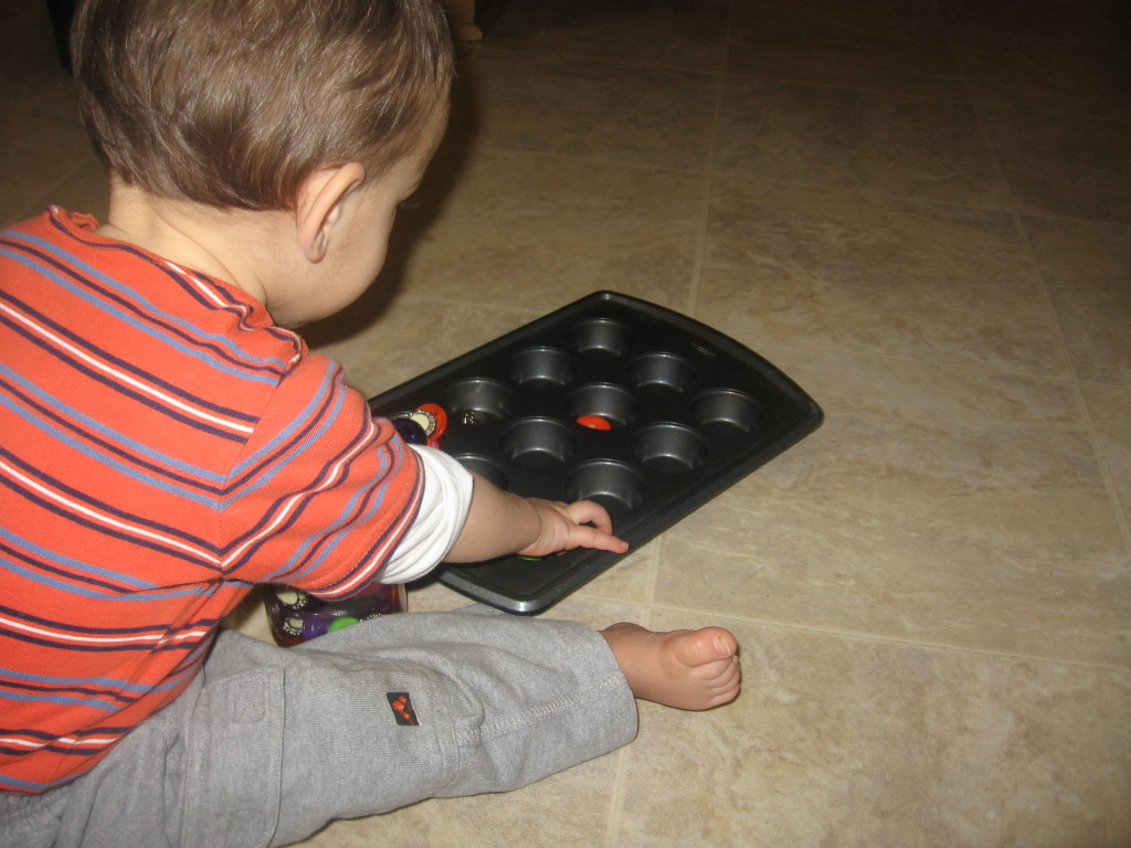 将按钮放入松饼盘子