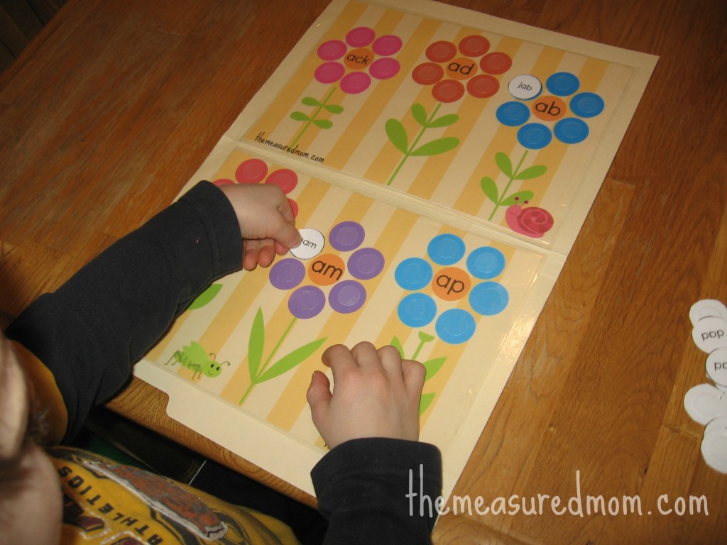 孩子玩单词家庭文件夹游戏