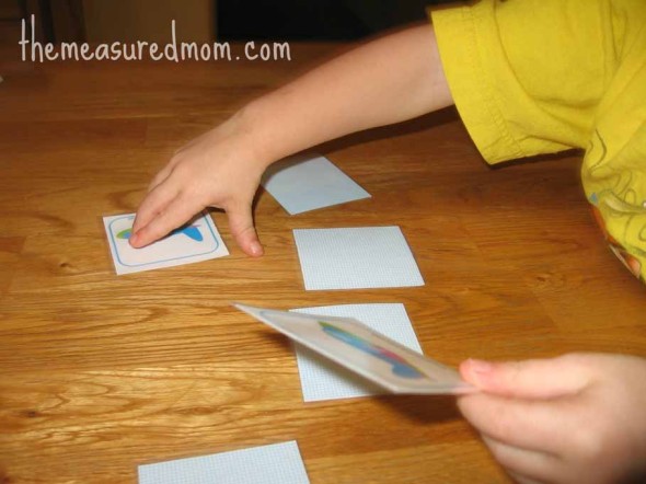 儿童玩匹配交通记忆游戏