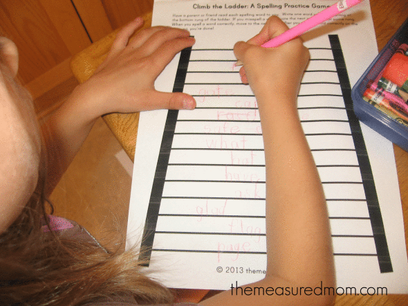 孩子在工作表上写字