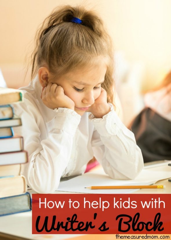 心烦意乱的女学生带着作业看课本的特写照片