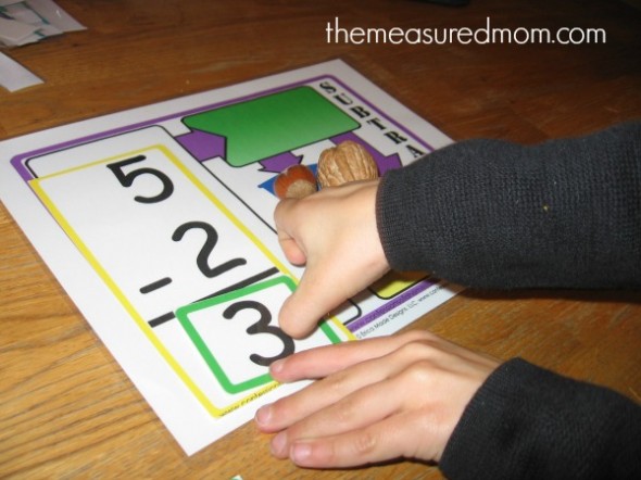 看看这篇文章,为幼儿园和幼儿园的6个秋季数学活动-有免费打印的链接!