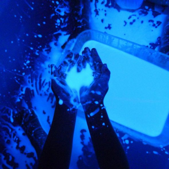 Glow oobleck与乐趣在家里与孩子