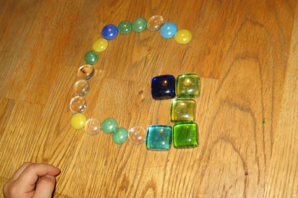 用玻璃宝石制作字母G