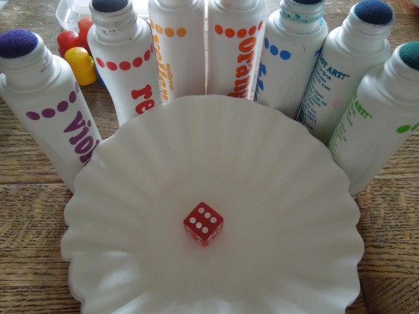 Dice games are such a fun way to practice math skills! Here are our favorite dice games for preschoolers. 查看此巨型骰子游戏的巨型集会!你和你的小人物会有很多乐趣尝试这些活动。