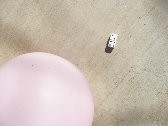 Dice games are such a fun way to practice math skills! Here are our favorite dice games for preschoolers. 查看此巨型骰子游戏的巨型集会!你和你的小人物会有很多乐趣尝试这些活动。