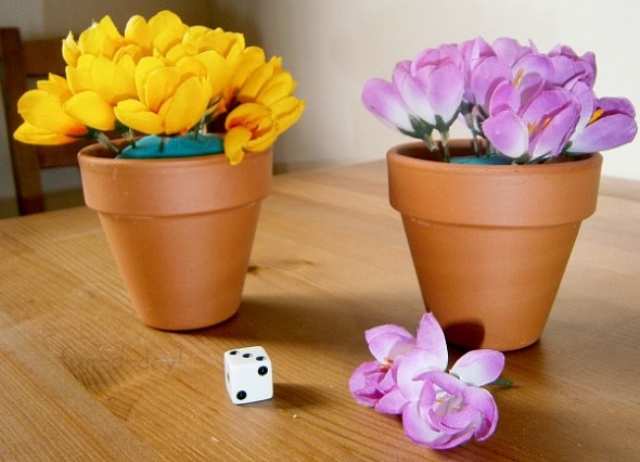 Dice games are such a fun way to practice math skills! Here are our favorite dice games for preschoolers. 查看此巨型骰子游戏的巨型集会!你和你的小人物会有很多乐趣尝试这些活动。