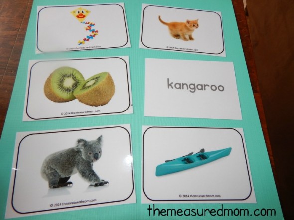 These free printable alphabet cards are gorgeous! Love the bright colors... and they have at least 4 pictures for every letter! 这些免费打印字母卡片是华丽的!喜欢鲜艳的颜色……每个字母至少有4张图片!gydF4y2Ba