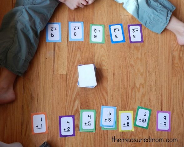 We love this addition game using flash cards - simple to play, but lots of math practice! We think flash cards games are much more fun than than drill sessions. 玩这个简单的数学事实游戏使用抽认卡-工作与加法,减法,乘法,和除法!