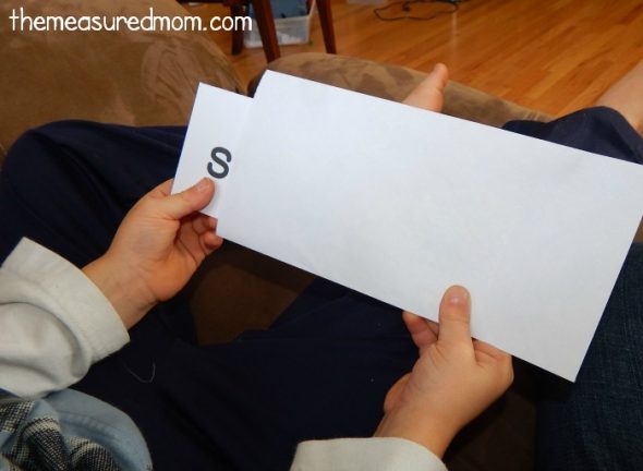 These word slider cards are perfect for beginning readers! Just print the short i words and pull them out of an envelope as your child says each sound. A fun and simple phonics activity! 教你的孩子听言语吗?这些免费的单词滑块非常适合教授短信。