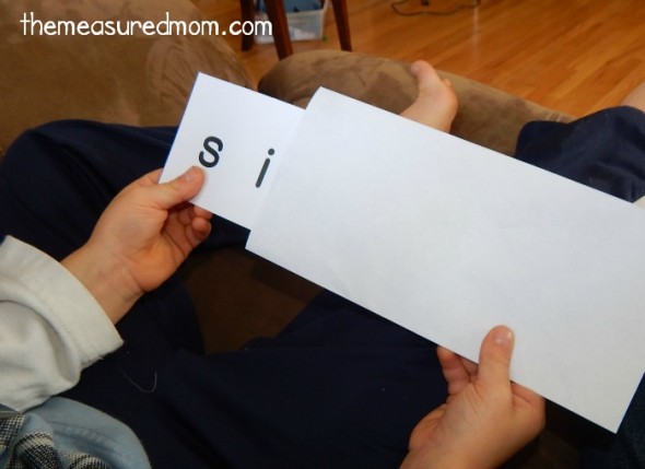 These word slider cards are perfect for beginning readers! Just print the short i words and pull them out of an envelope as your child says each sound. A fun and simple phonics activity! 教你的孩子听言语吗?这些免费的单词滑块非常适合教授短信。
