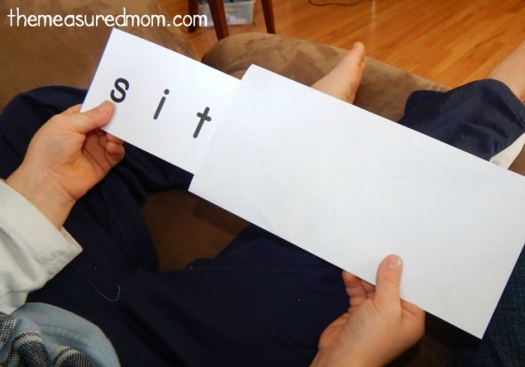 These word slider cards are perfect for beginning readers! Just print the short i words and pull them out of an envelope as your child says each sound. A fun and simple phonics activity! 教你的孩子听言语吗?这些免费的单词滑块非常适合教授短信。