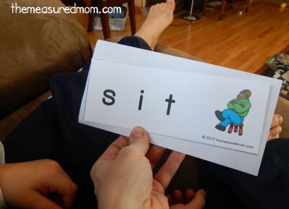 These word slider cards are perfect for beginning readers! Just print the short i words and pull them out of an envelope as your child says each sound. A fun and simple phonics activity! 教你的孩子听言语吗?这些免费的单词滑块非常适合教授短信。