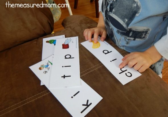 These word slider cards are perfect for beginning readers! Just print the short i words and pull them out of an envelope as your child says each sound. A fun and simple phonics activity! 教你的孩子听言语吗?这些免费的单词滑块非常适合教授短信。