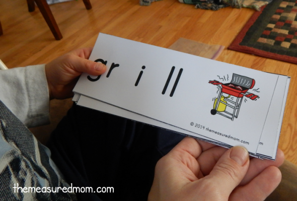 These word slider cards are perfect for beginning readers! Just print the short i words and pull them out of an envelope as your child says each sound. A fun and simple phonics activity! 教你的孩子听言语吗?这些免费的单词滑块非常适合教授短信。