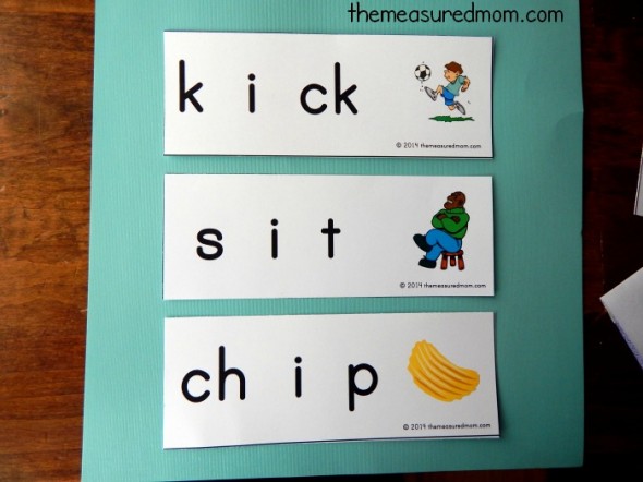 These word slider cards are perfect for beginning readers! Just print the short i words and pull them out of an envelope as your child says each sound. A fun and simple phonics activity! 教你的孩子听言语吗?这些免费的单词滑块非常适合教授短信。