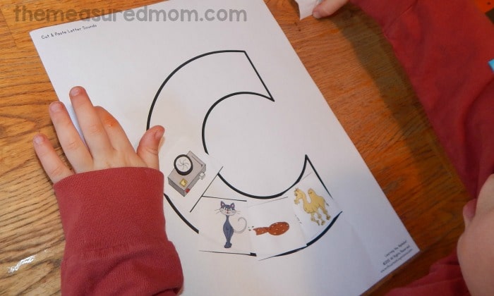 如果你在为学龄前儿童寻找字母C的活动，你会喜欢我们这周的有趣的、动手操作的字母活动。也可以得到免费的印刷品!
