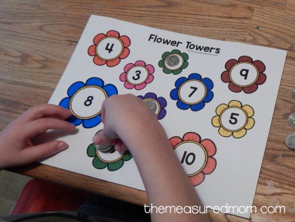 我的学龄前儿童真的很喜欢这个春天数学活动。爱,他在少于十分钟的时间内得到了一些很棒的计数练习!