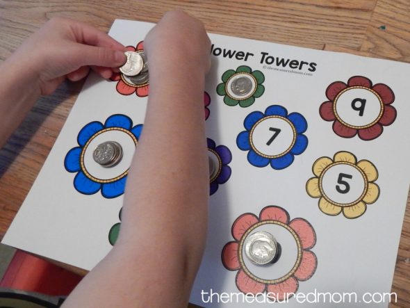 我的学龄前儿童真的很喜欢这个春天数学活动。爱,他在少于十分钟的时间内得到了一些很棒的计数练习!