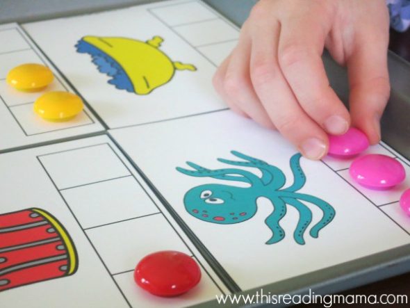 我的幼儿园小朋友玩这些免费音节分类卡玩得很开心。其他音节的活动也很棒——尤其是跳跃音节!