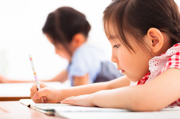 快乐的孩子在教室里学习