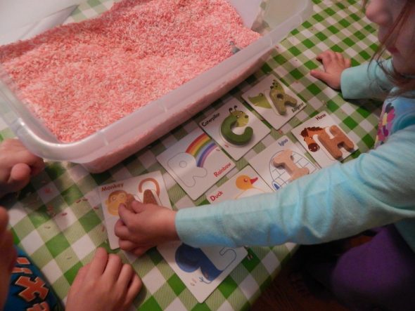 幼儿喜欢学习字母!这是2岁时的动手信D活动的集合!