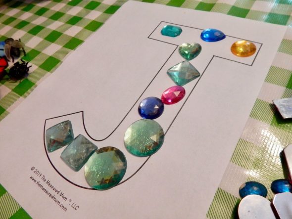 试试这些有趣的、让2岁孩子动手写字母J的活动吧!