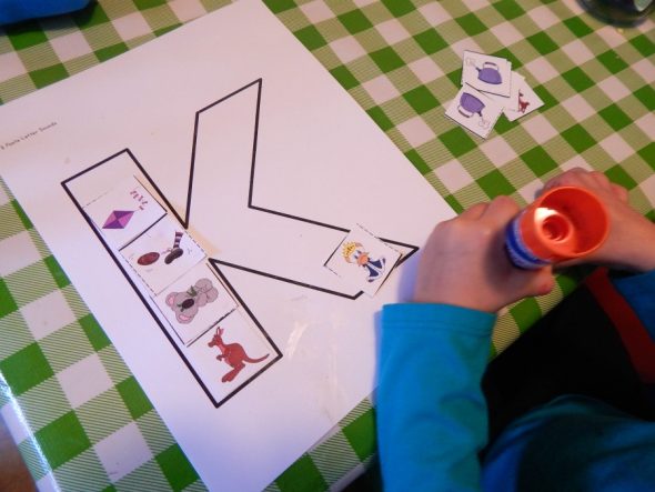 在这个简单的、以游戏为基础的活动集合中找到适合2岁儿童的字母K活动。