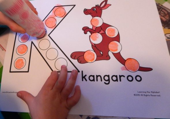 在这个简单的、以游戏为基础的活动集合中找到适合2岁儿童的字母K活动。