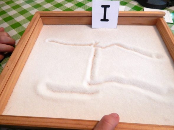 在这个简单的、以游戏为基础的活动集合中找到适合2岁儿童的字母K活动。