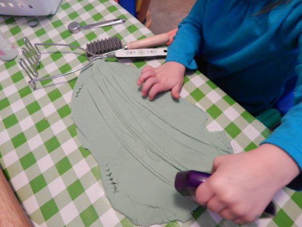 在这个简单的、以游戏为基础的活动集合中找到适合2岁儿童的字母K活动。