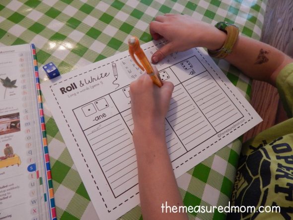 孩子们喜欢用这些简单的滚动和写游戏来练习他们的拼写单词。