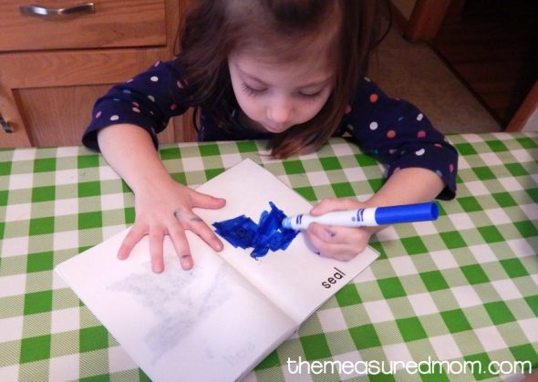 查看这款有趣的信件活动,为2岁的孩子!