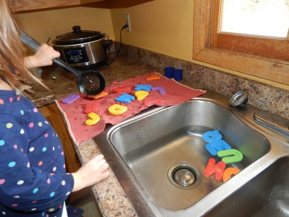 查看这款有趣的信件活动,为2岁的孩子!