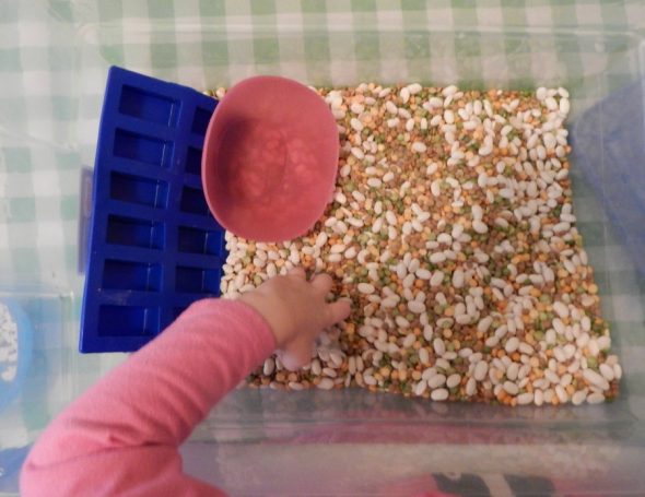 查看这款有趣的信件活动,为2岁的孩子!