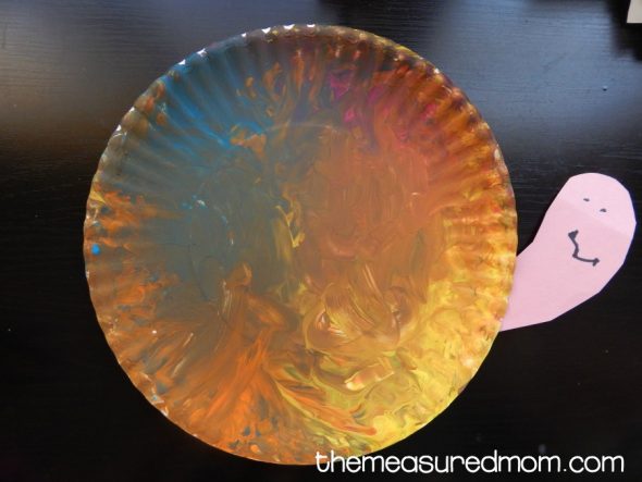 查看这款有趣的信件活动,为2岁的孩子!