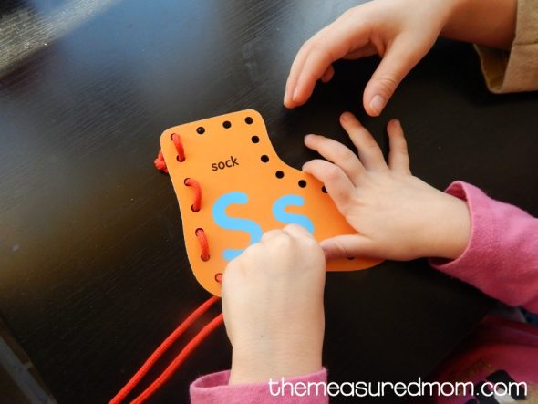 查看这款有趣的信件活动,为2岁的孩子!