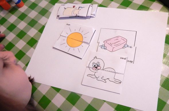 查看这款有趣的信件活动,为2岁的孩子!