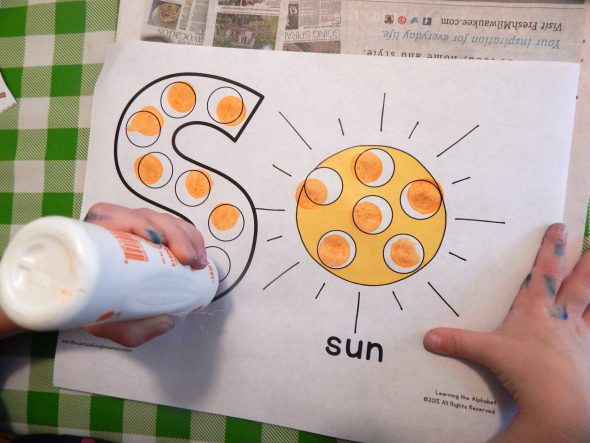 查看这款有趣的信件活动,为2岁的孩子!