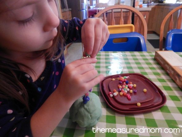 查看这款有趣的信件活动,为2岁的孩子!