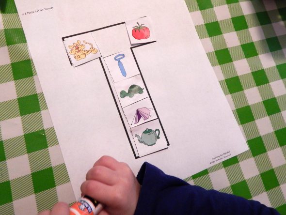 享受这些有趣的字母T活动为幼儿