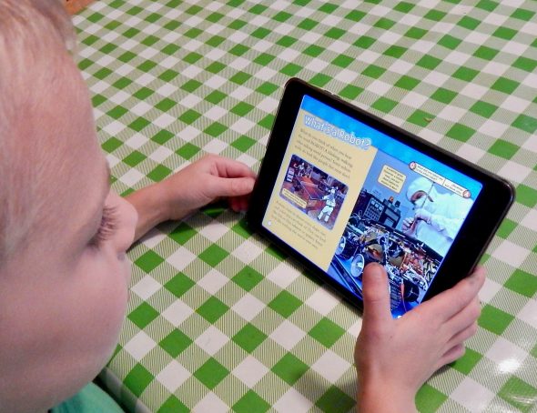 我们的家人喜欢阅读《彩虹天空图书馆家庭》——这里有10个你也会喜欢它的原因!