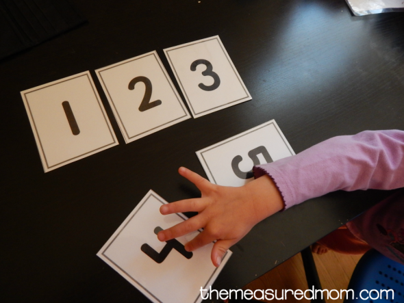 以下是使用您的学龄前儿童使用号码卡的五种方法。获得免费可打印卡!