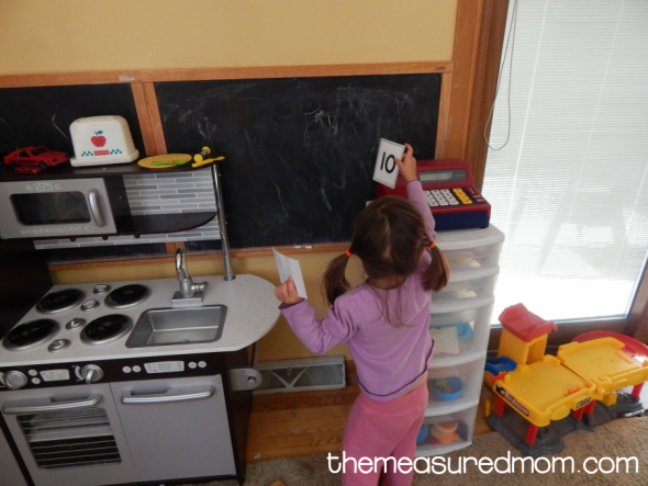 以下是使用您的学龄前儿童使用号码卡的五种方法。获得免费可打印卡!