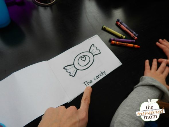 打印这些简单的情人节读者,为您的学生刚刚开始阅读。他们有三个难度!