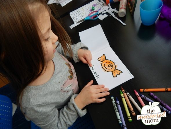 打印这些简单的情人节读者,为您的学生刚刚开始阅读。他们有三个难度!