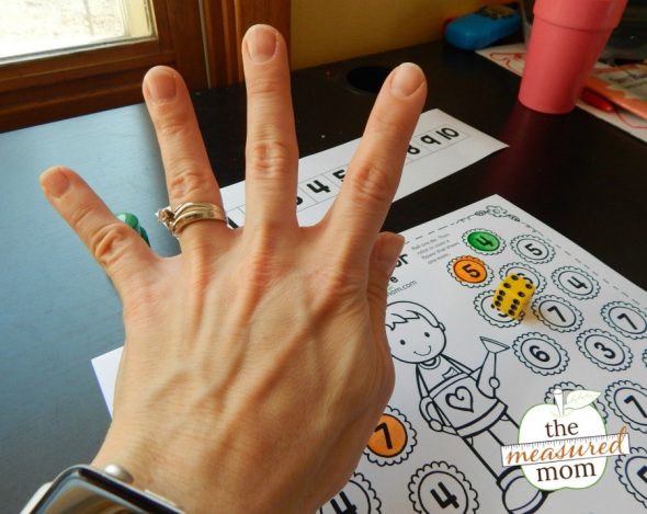 这些自由的春卷和色彩游戏将帮助孩子们学习加一减一。