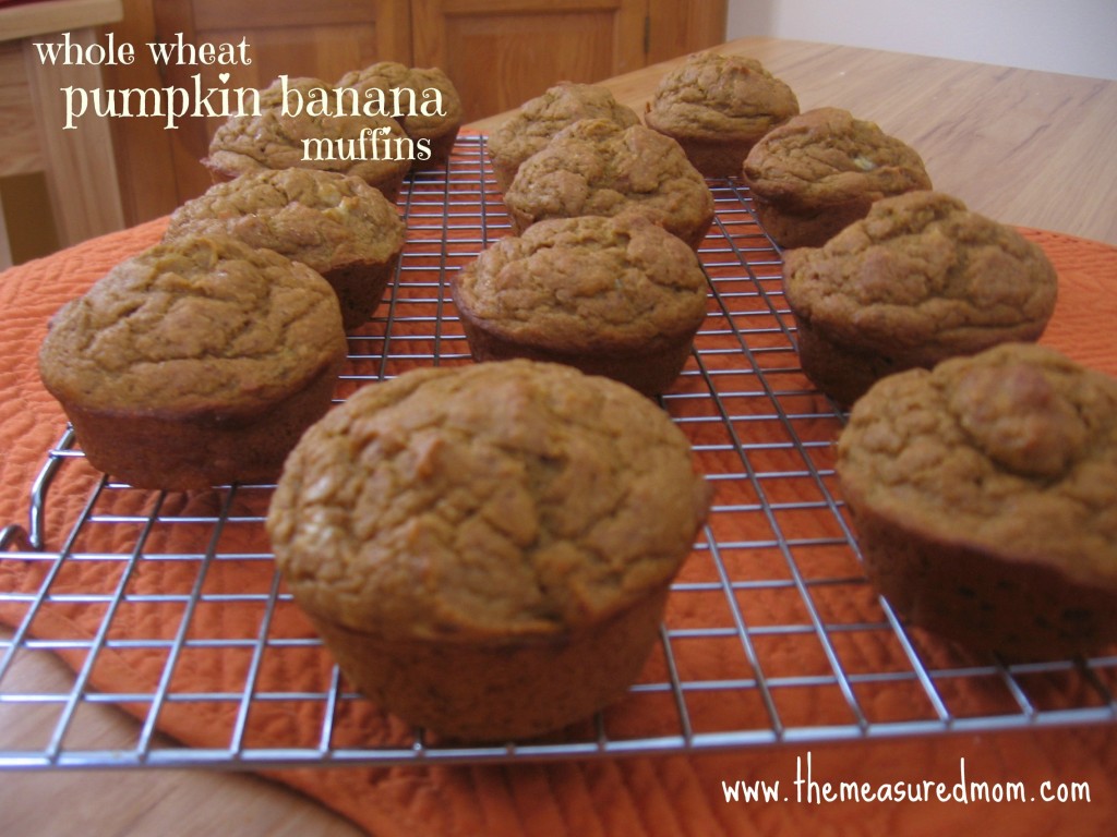 我们喜欢这种全谷物无糖南瓜香蕉松饼!